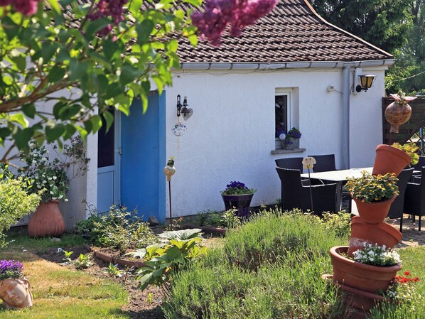 Outdoor dining - family friendly apartment with large garden - apartment (Rubkow)