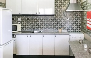 Réfrigérateur, micro-ondes, plaque de cuisson, cafetière/bouilloire
