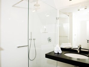 Chuveiro, secador de cabelo, toalhas de banho 