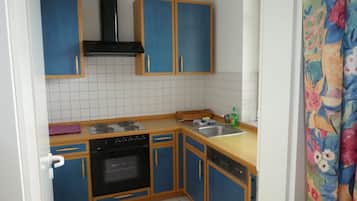 Kühlschrank, Ofen, Geschirrspüler, Hochstuhl