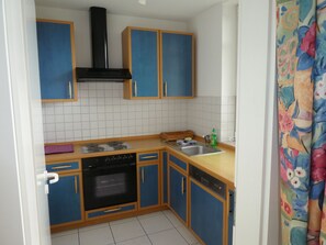 Een koelkast, een oven, een vaatwasser, een kinderstoel