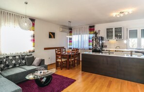 Tv, dvd-afspiller, bordfodbold, bordtennisbord