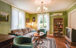 Televisio, takka, DVD-soitin, stereot