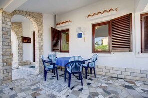 Outdoor dining - Holiday apartment only 150 m to the Adriatic Sea (Mali Lošinj)