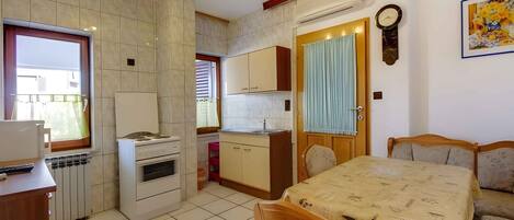 Oven, stovetop, cookware/dishes/utensils