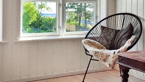 A room with a window, a chair, and a table. - Cozy home in Frederikshavn with kitchen (Frederikshavn)