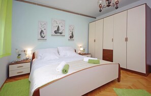 2 bedrooms, travel crib, free WiFi, bed sheets