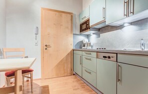 Kylskåp, spishäll, diskmaskin och kaffe- och tebryggare