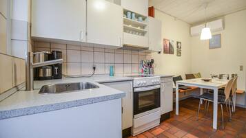 Fridge, stovetop, coffee/tea maker