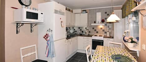 Fridge, stovetop, coffee/tea maker