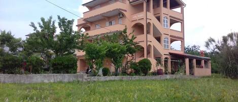 المنشأة من الخارج