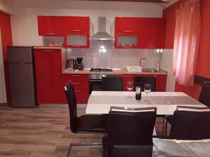 Kjøleskap, ovn, kokeplater og oppvaskmaskin