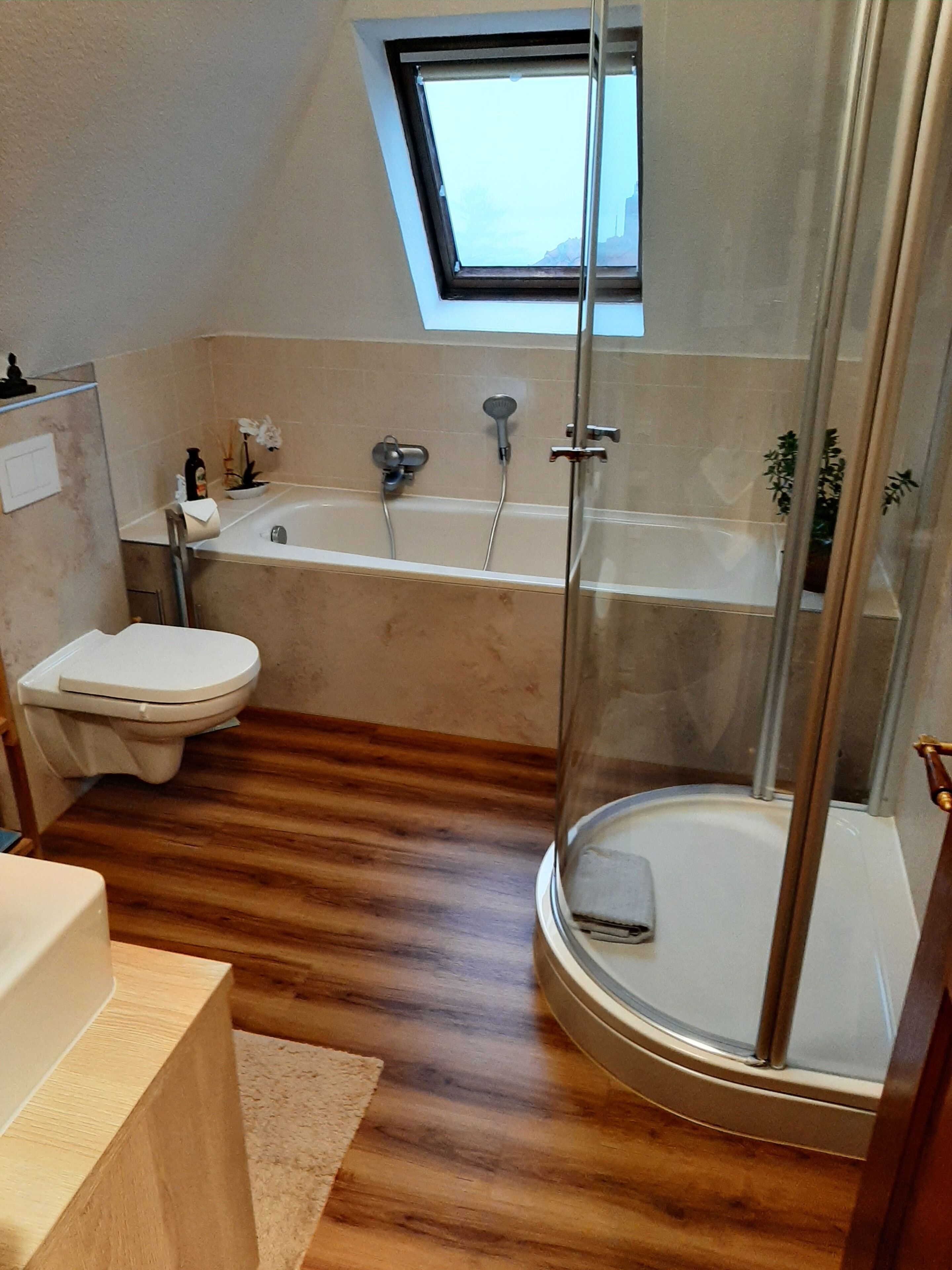 Douche, sèche-cheveux, serviettes fournies