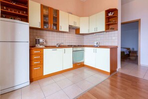 Køleskab, ovn, kogeplade, kaffe-/temaskine