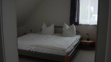 2 bedrooms, travel cot, WiFi, bed sheets