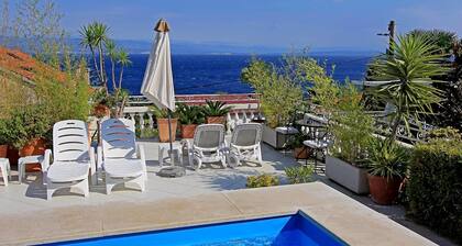 Studio with sea view and pool