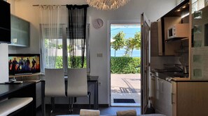 ثلاجة، ميكروويف، موقد طهي مسطح، ماكينة لصنع القهوة/الشاي