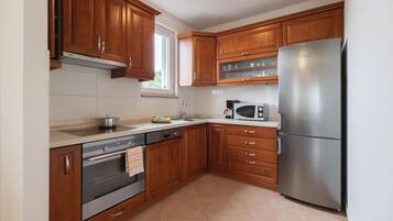 Refrigerador, parrilla de estufa, lavavajillas y cafetera y tetera