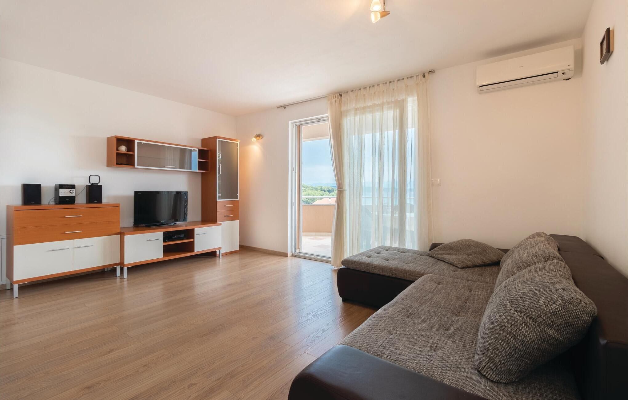 テレビ、DVD プレーヤー、卓球台