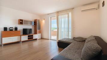 Fernseher, DVD-Player, Tischtennisplatte