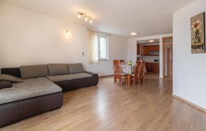 Televisio, DVD-soitin, pöytätennispöytä