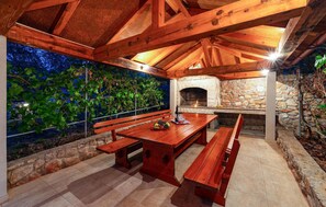 Outdoor dining - Luxurious home in Zdrelac (Zdrelac)