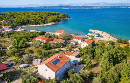 Stunning home in Zdrelac