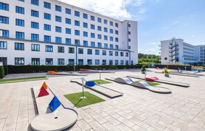 A modern building with a flat roof and multiple windows. - Stunning apartment in Binz with outdoor swimming pool (Prora/Rügen)