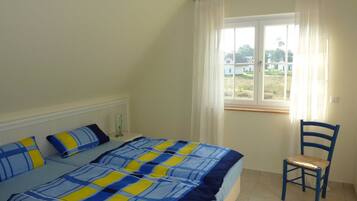 3 bedrooms, travel crib, WiFi, bed sheets