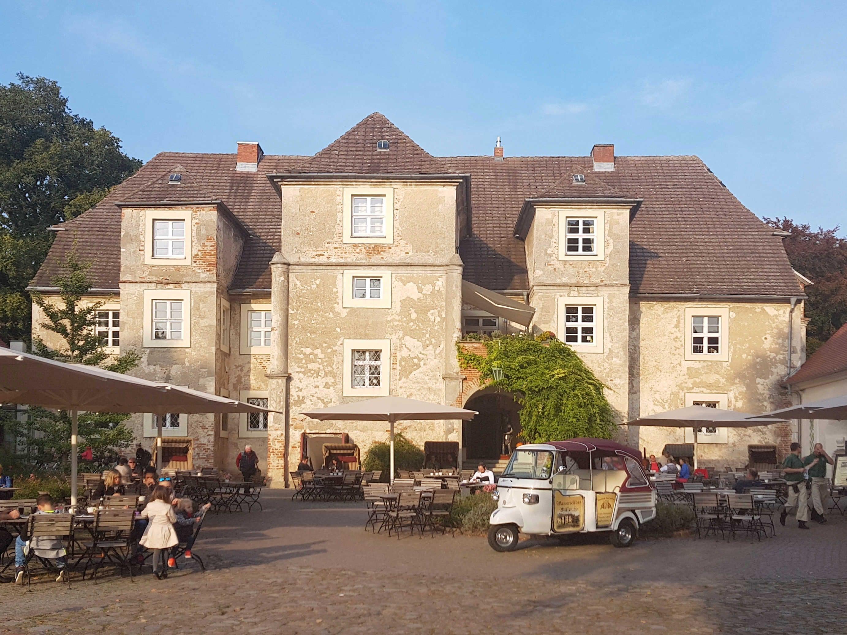 Un bâtiment historique doté de nombreuses fenêtres et d’une cour intérieure.