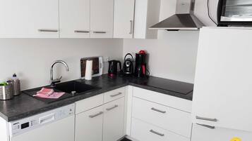 Kühlschrank, Mikrowelle, Ofen, Geschirrspüler