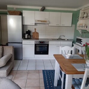 Køleskab, mikrobølgeovn, ovn, højstol