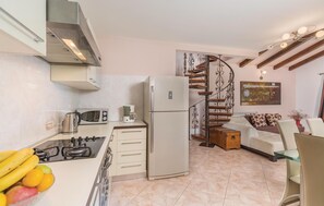 ثلاجة، موقد طهي مسطح، غسالة أطباق، ماكينة لصنع القهوة/الشاي