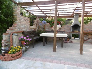 Outdoor dining - Holiday house *** - Idyllic holiday accommodation *** - 2,5 km to the beach (Dranske)