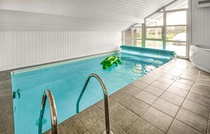Una piscina cubierta