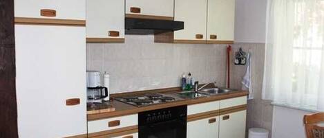 Réfrigérateur, four, cafetière/bouilloire, bouilloire électrique