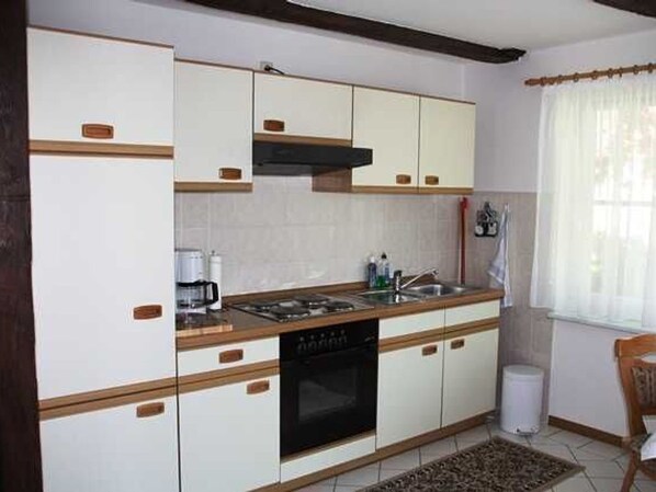 Kühlschrank, Ofen, Wasserkocher mit Kaffee-/Teezubehör, Wasserkocher