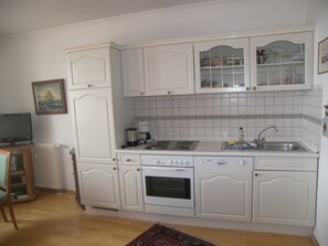 Een koelkast, een oven, een vaatwasser, een koffiezetapparaat/waterkoker