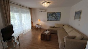 TV - Holiday apartment with air conditioning and terrace (Malinska)