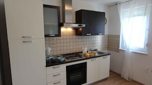 Frigorifero, forno, piano cottura, seggiolone