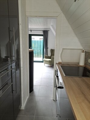 Fridge, oven, dishwasher, coffee/tea maker