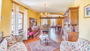 A spacious living room with a large window, a dining area, and a kitchen. - Cozy home in Aramengo (AT) (Aramengo (AT))
