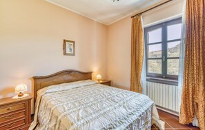 Travel crib, free WiFi, bed sheets