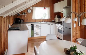 Refrigerador, parrilla de estufa y cafetera y tetera 