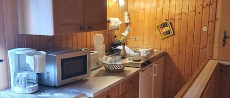 冰箱、微波炉、茶具/咖啡用具、电热水壶