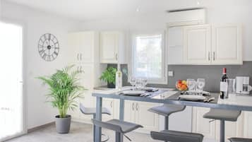 Réfrigérateur, plaque de cuisson, lave-vaisselle, cafetiÚre/bouilloire