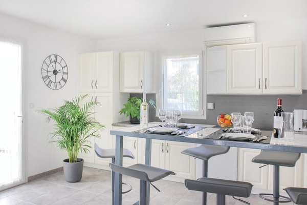 Køleskab, kogeplade, opvaskemaskine, kaffe-/temaskine