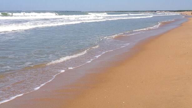 A beach with waves and a clear sky. - 3 bedroom nice home in La Faute sur Mer (La Faute sur Mer)