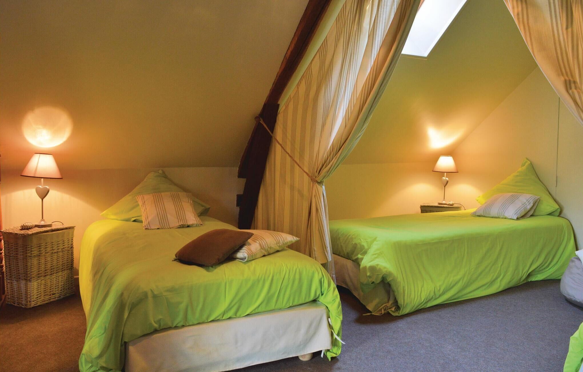 2 bedrooms, travel cot, free WiFi, bed sheets