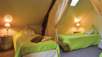 2 bedrooms, travel cot, free WiFi, bed sheets